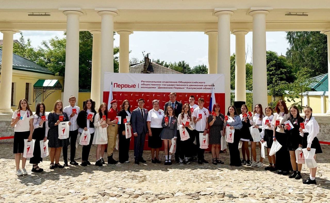 Александр Савин в ходе поездки в регион принял участие в торжественной церемонии вручения паспортов юным жителям области