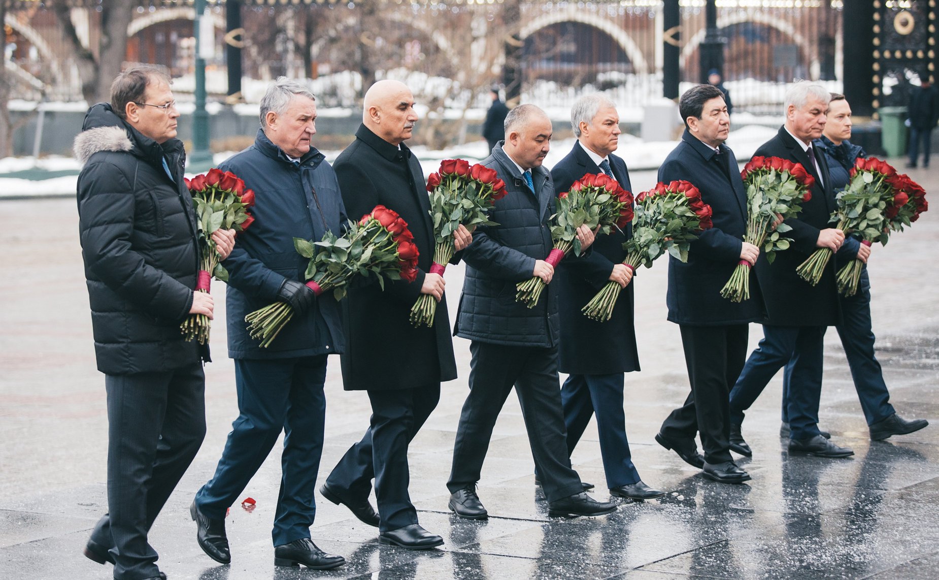 Церемония возложения венка и цветов к Могиле Неизвестного Солдата в Александровском саду, в которой вместе с главами парламентских делегаций стран – членов ПА ОДКБ принял участие Юрий Воробьев