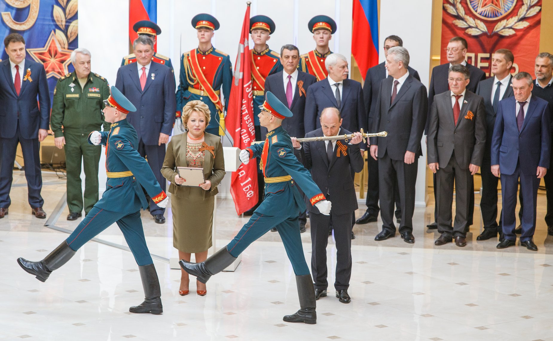 Торжественная церемония награждения российских городов-героев памятными 