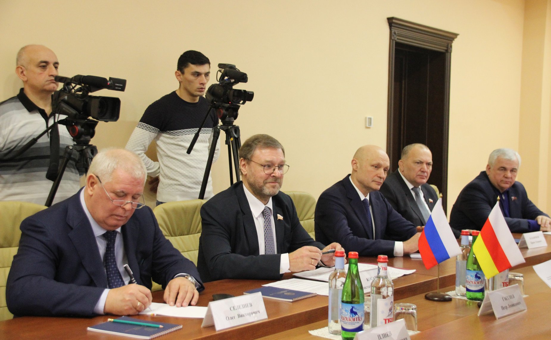 Встреча сенаторов Российской Федерации с первым заместителем Председателя Парламента Республики Южная Осетия Петром Гассиевым и депутатами Парламента страны