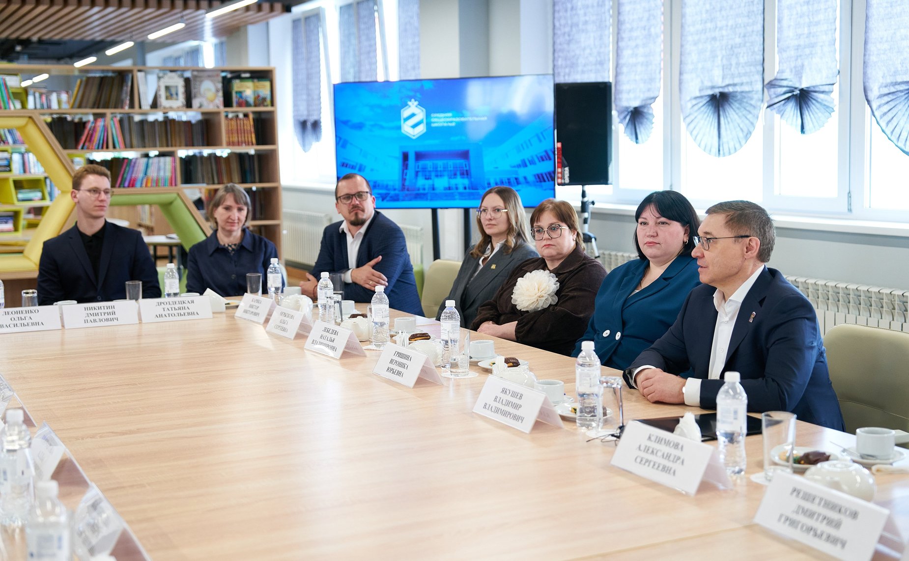 Первый заместитель Председателя СФ Владимир Якушев обсудил с педагогами в Югре ключевые вопросы образования