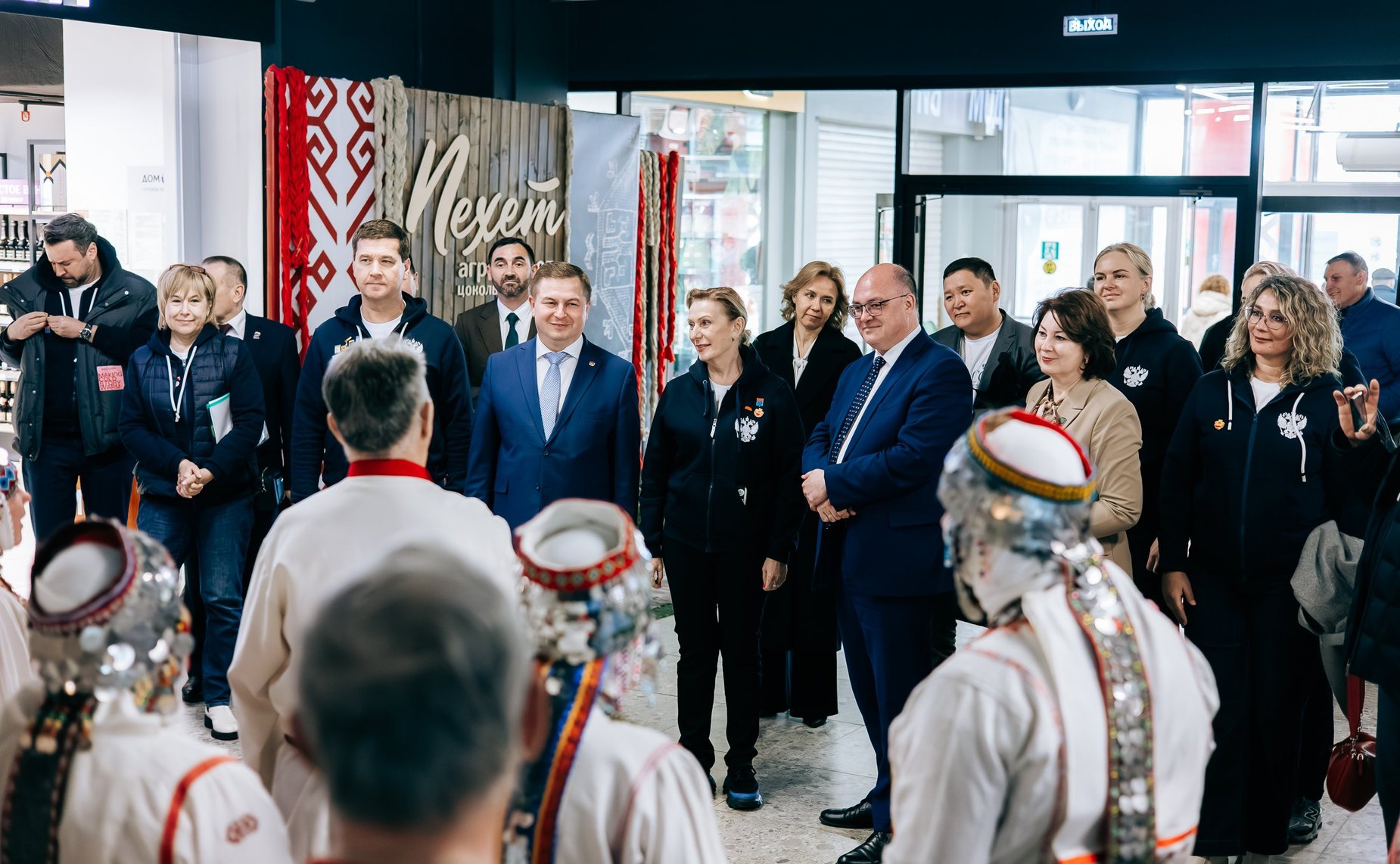 Сенаторы посетили агромаркет «Пехет»