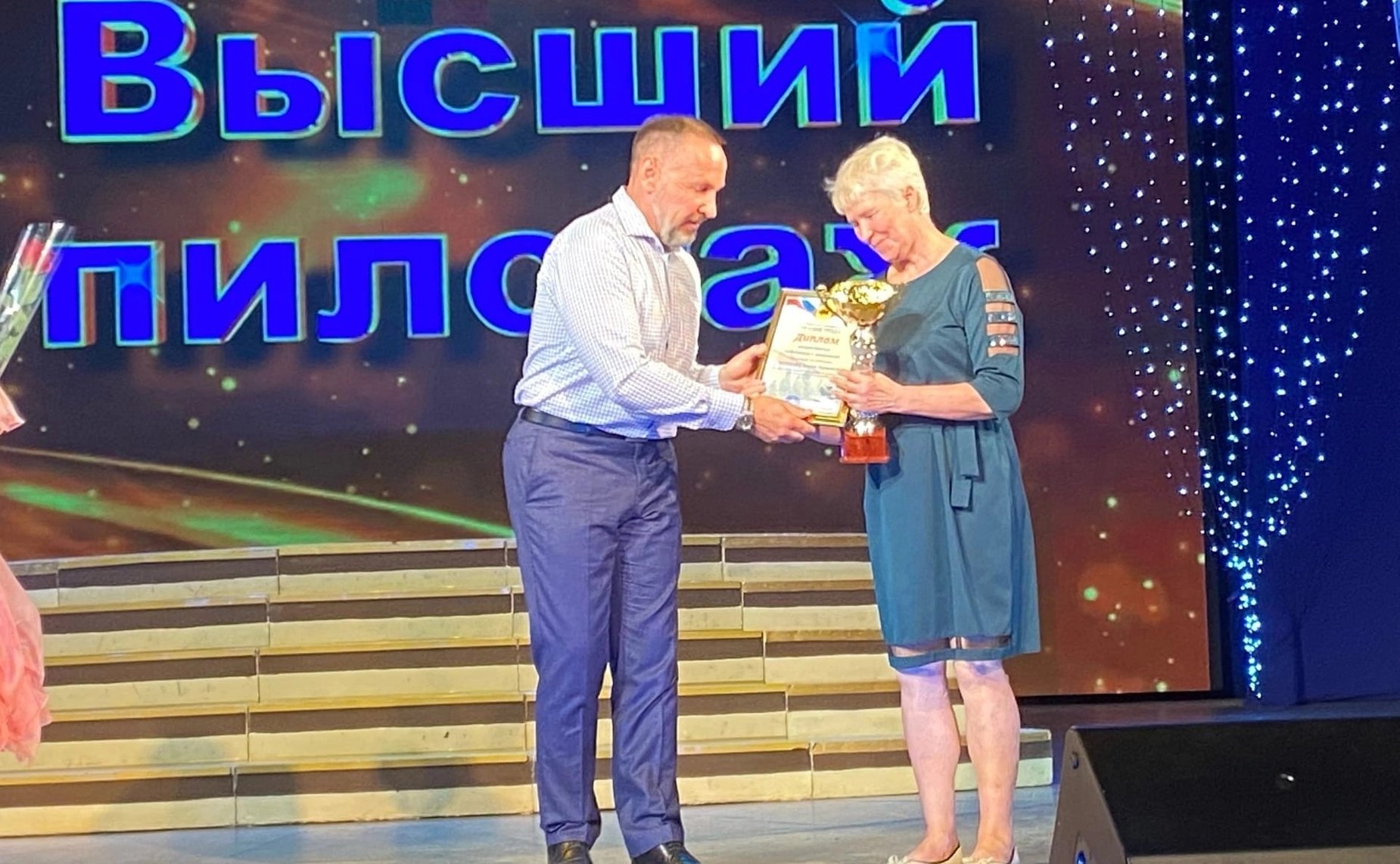 Сенатор Олег Алексеев поздравил жителей с Днем флага и приветствовал победителей профессионального конкурса