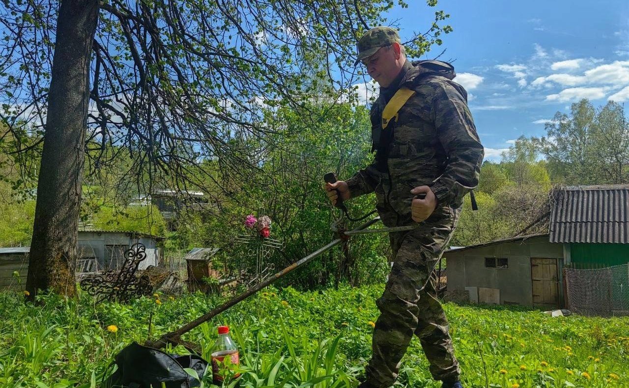 Артем Малащенков привел в порядок захоронение бойцов Красной Армии в преддверии Дня Победы