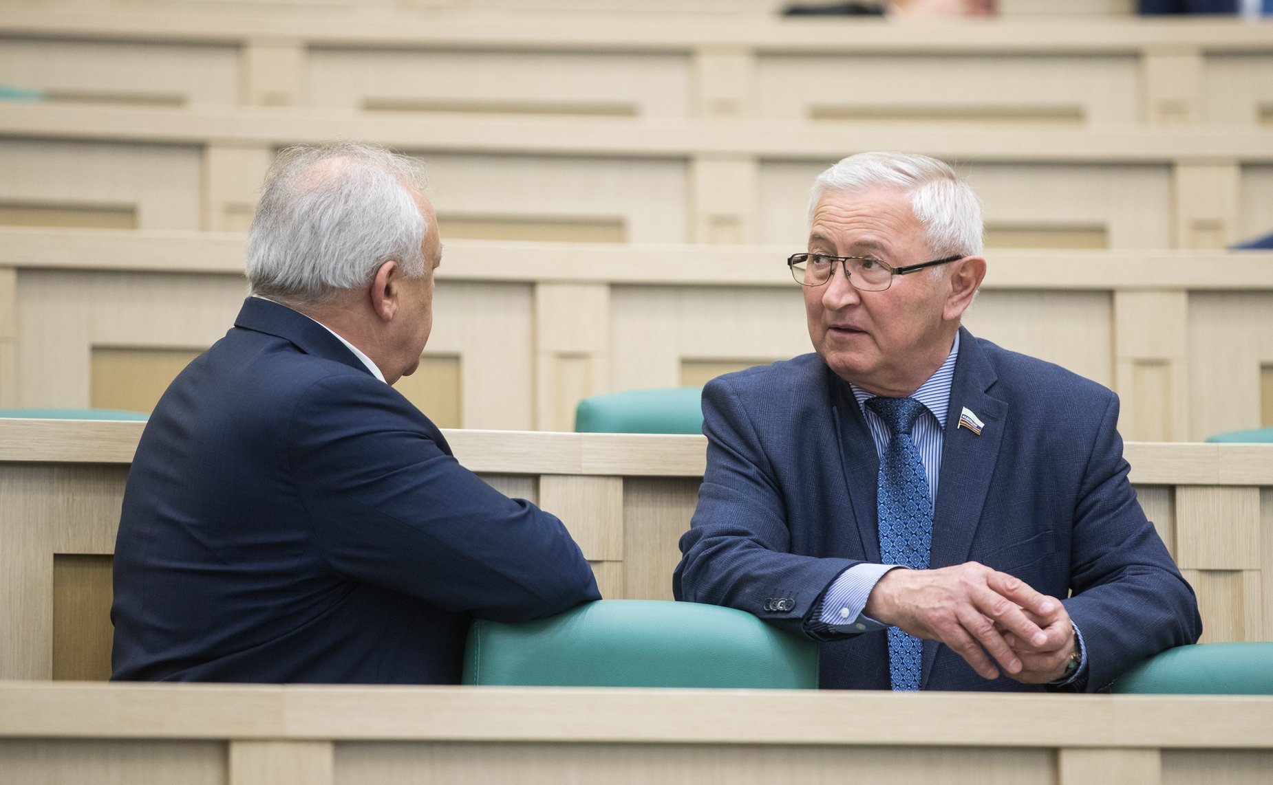 Сенаторы перед началом 434-го заседания Совета Федерации