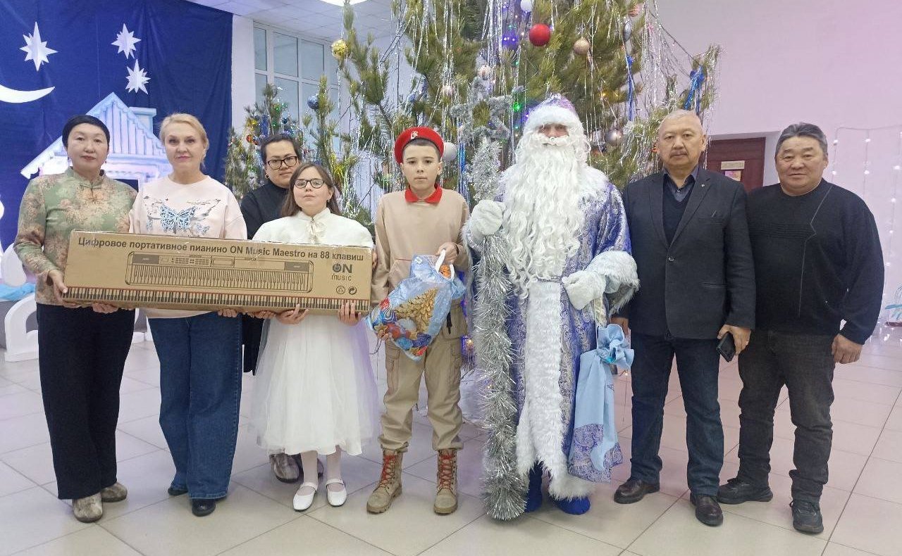 Баир Жамсуев исполнил желание Вероники Былковой из села Нижний Цасучей Ононского округа и юного жителя села Дульдурга, Артема Сорокина