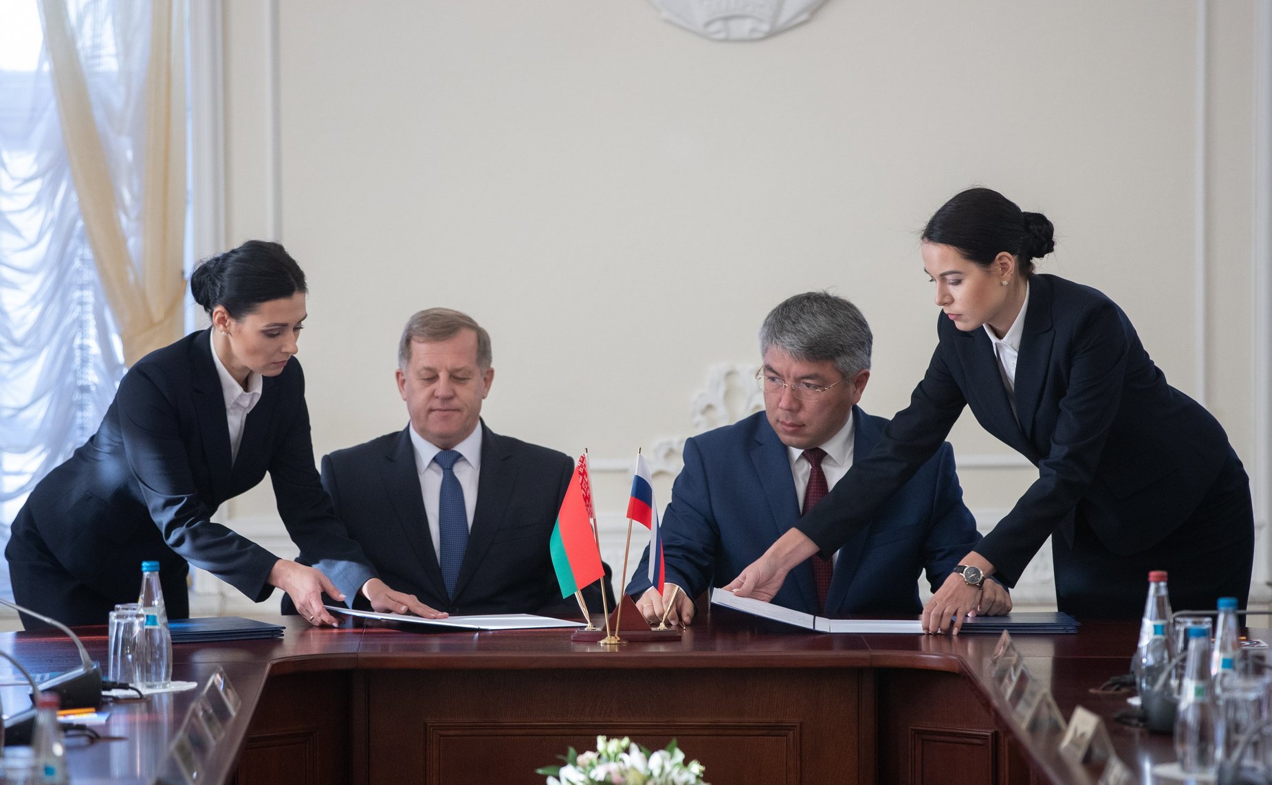 В. Матвиенко и М. Мясникович провели совместную встречу с руководителями субъектов России и Беларуси