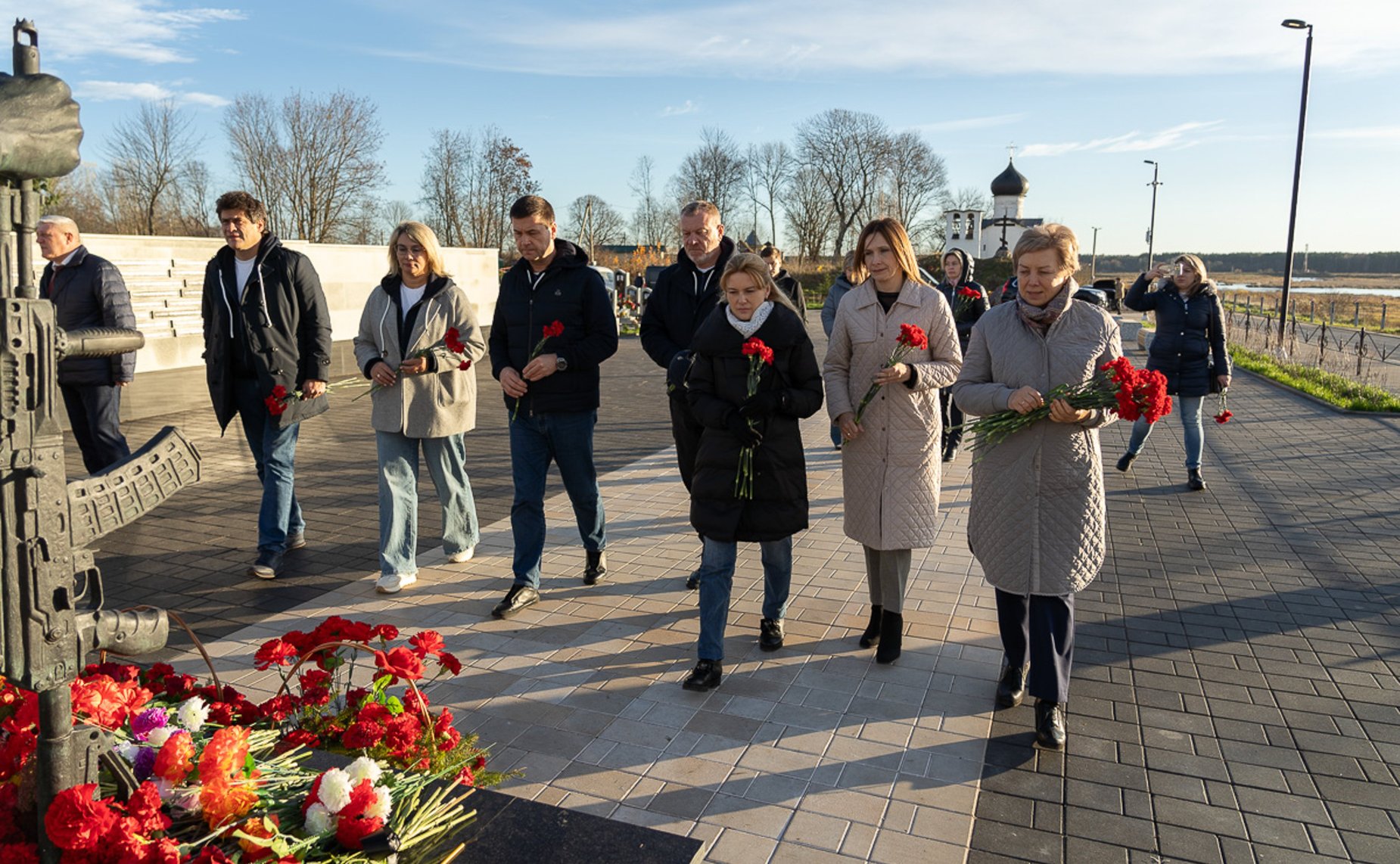 Сенаторы РФ посетили мемориальный комплекс защитникам Отечества и возложили цветы (Псковская область)