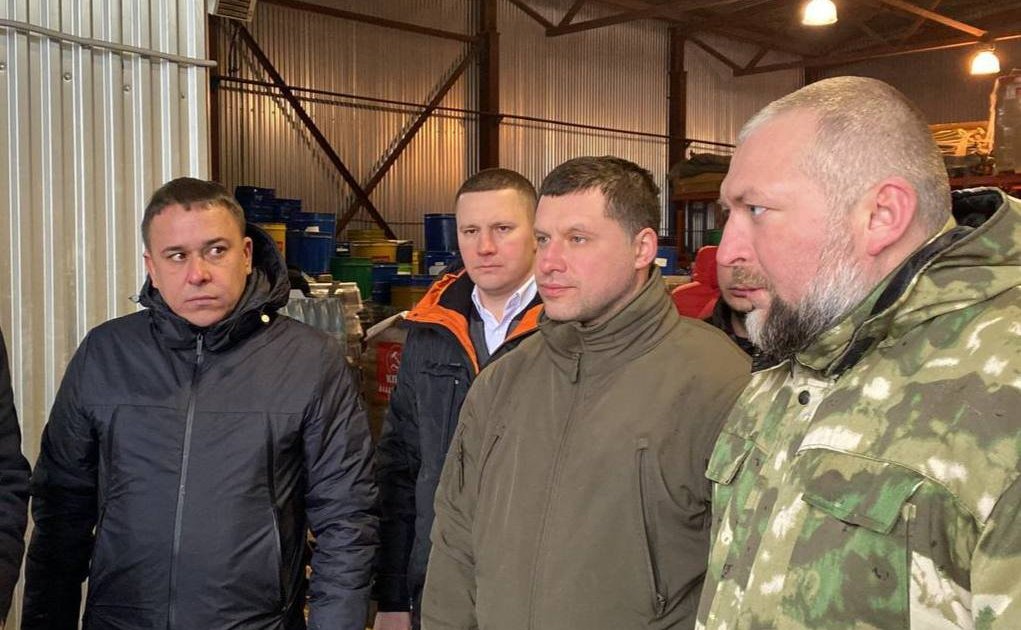 Российским военнослужащим в зону СВО переданы десять автомобилей УАЗ и двадцатитонная партия груза