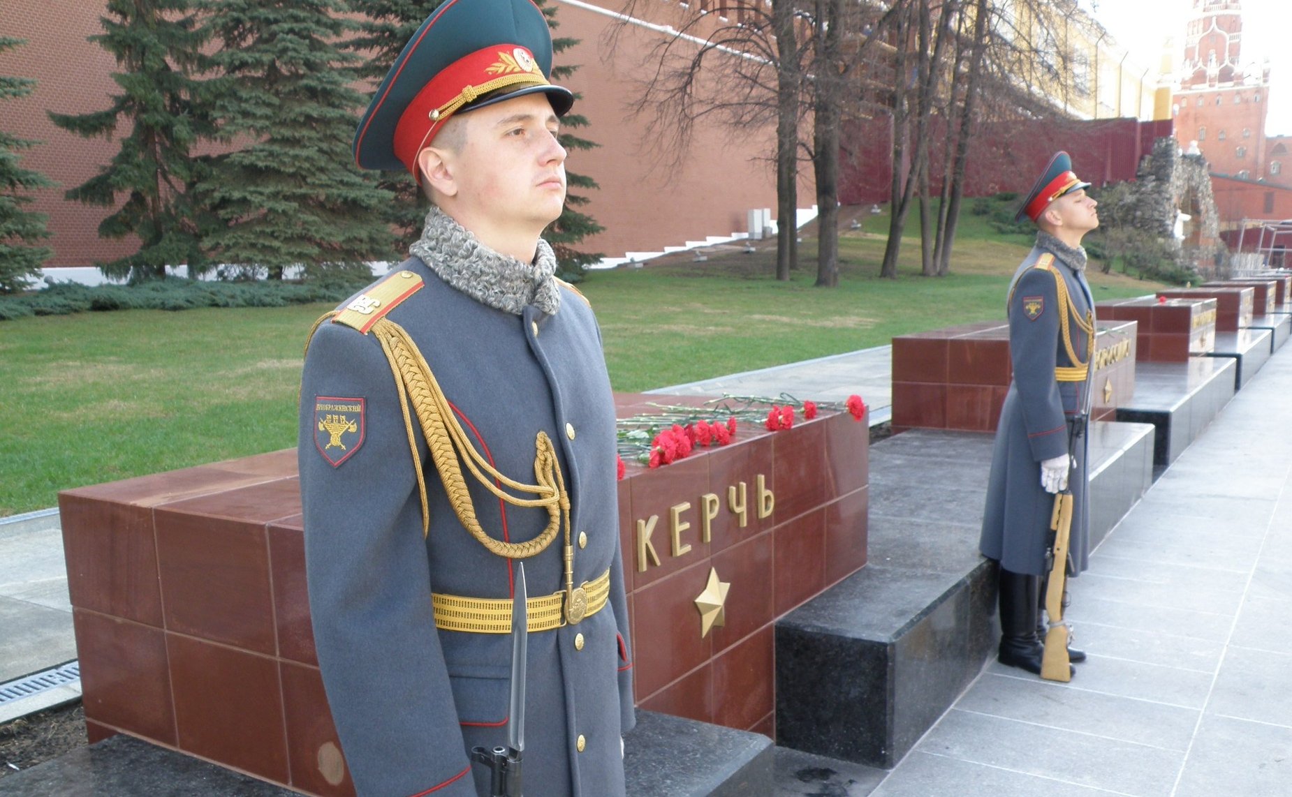 Сергей Цеков и крымчане возложили цветы к памятнику знаку «Город-герой Керчь»