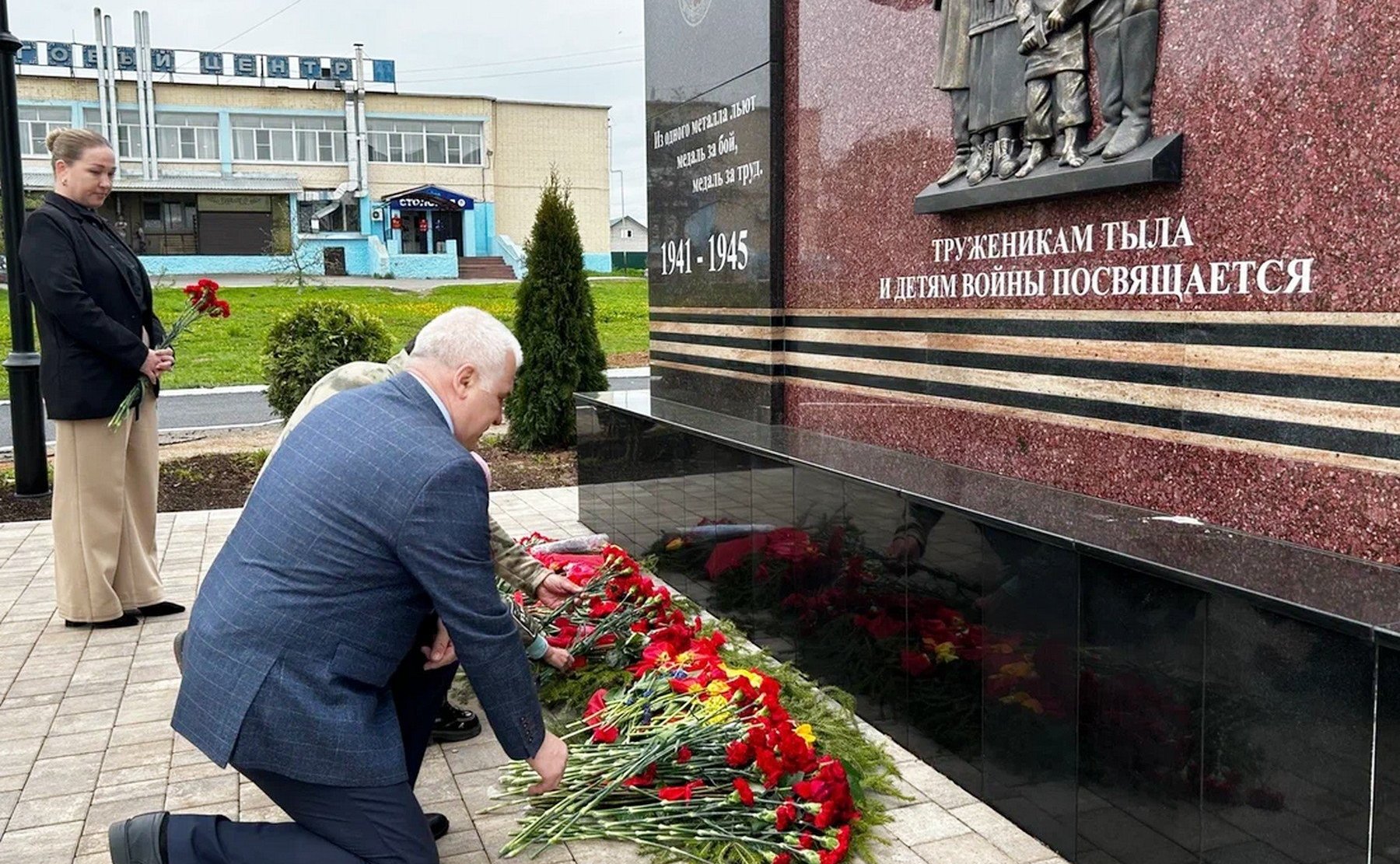 Сергей Мартынов посетил недавно открытый в республике мемориал труженикам тыла и детям войны