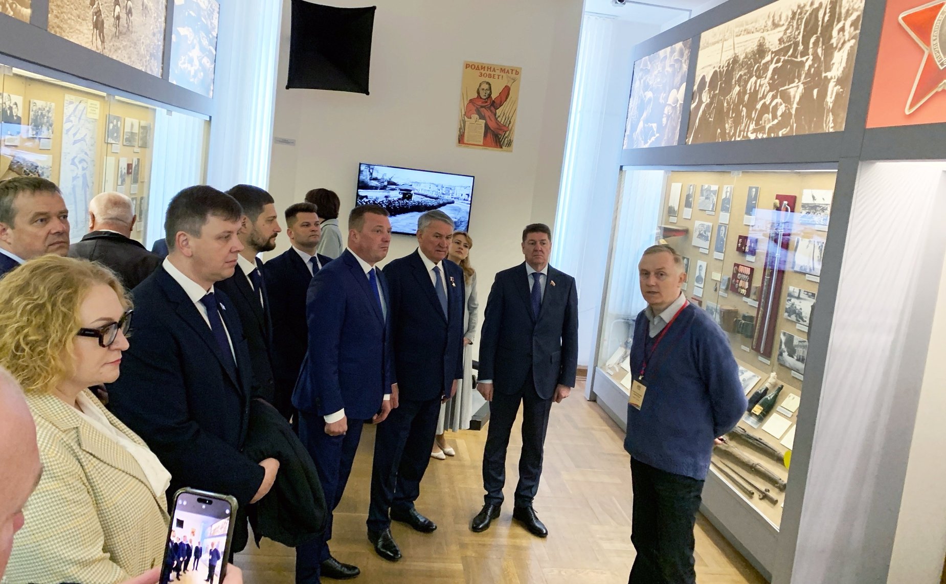 В рамках поездки в Смоленск делегации парламентариев России и Беларуси возложили цветы к Вечному огню в сквере Памяти Героев, а также посетили музей «Смоленщина в годы Великой Отечественной войны 1941 – 1945 годы»