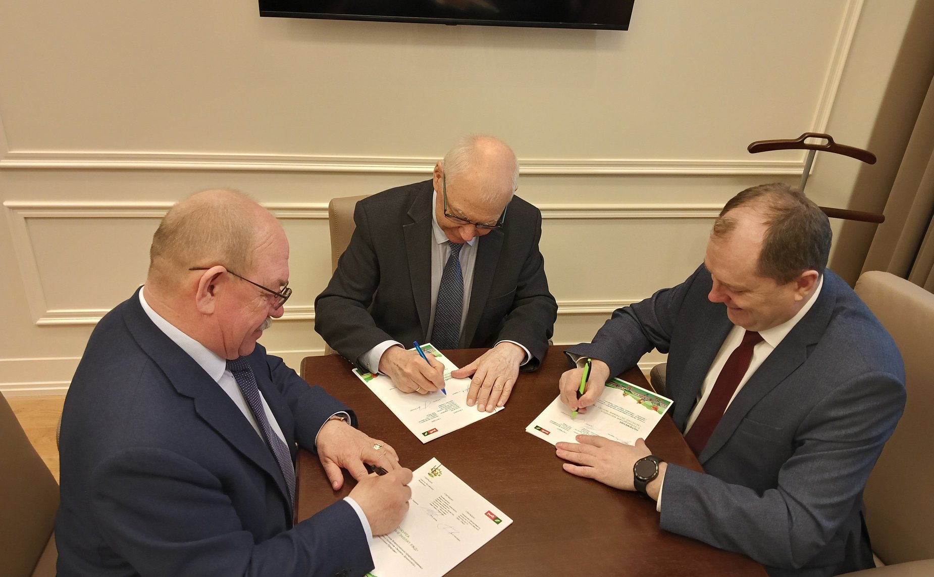 Геннадий Орденов провел совещание, на котором было объявлено о проведении в год 80-летия Победы в Великой Отечественной войне 1941 – 1945 годов конкурса «Зелёные островки Эколят РЖД»