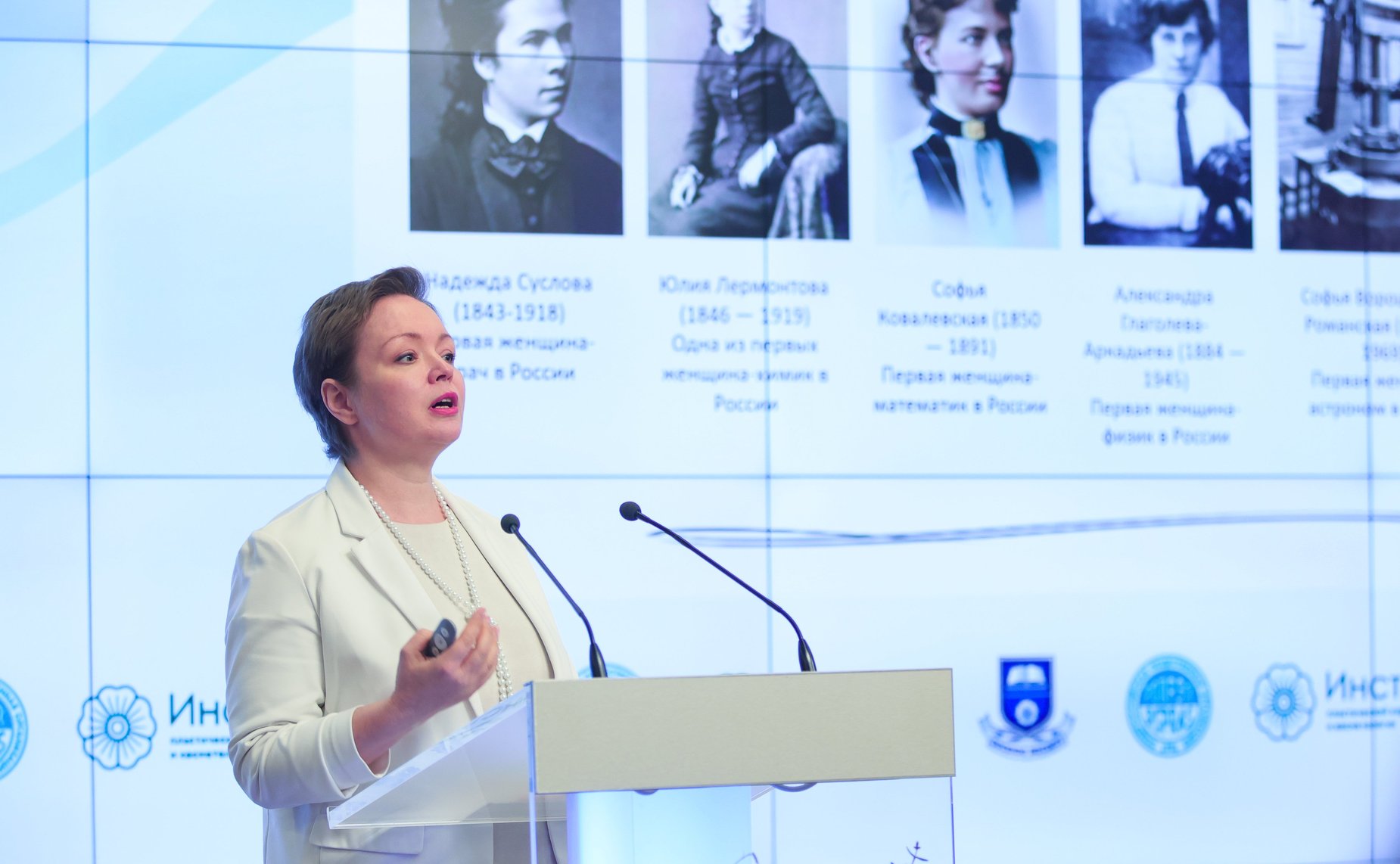 Заседание Дискуссионного клуба им. В.Г. Змазовой на тему: «Красота в женских руках!» (фото МИА «Россия Сегодня»)