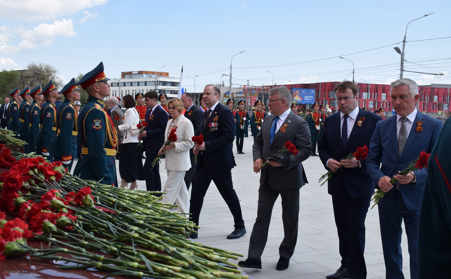 В целях увековечивания памяти участников Великой Отечественной войны, ушедших на фронт из Свердловской области, принимавших участие в Сталинградской битве, на Мамаевом кургане состоялась церемония открытия памятного знака