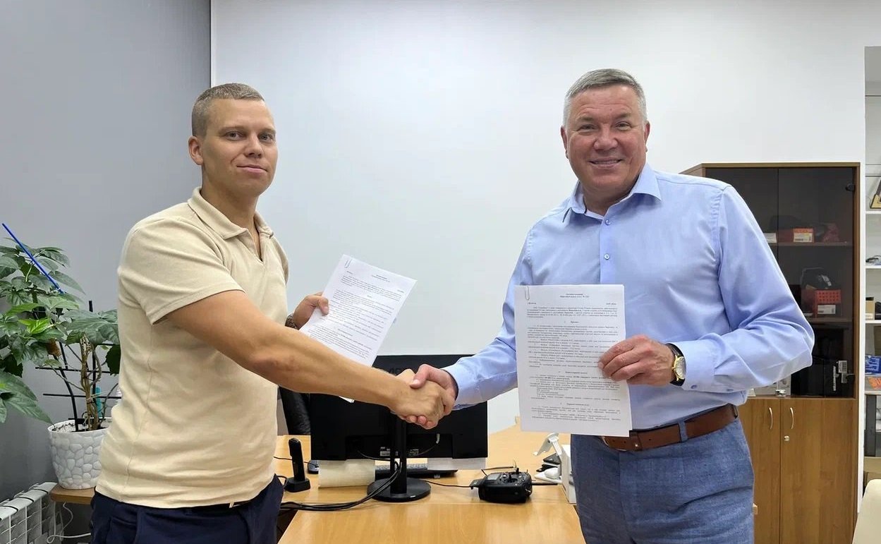 Олег Кувшинников принял решение получить профессию оператора БПЛА, подписал договор о допобразовании с сертифицированным учебным центром Вологды