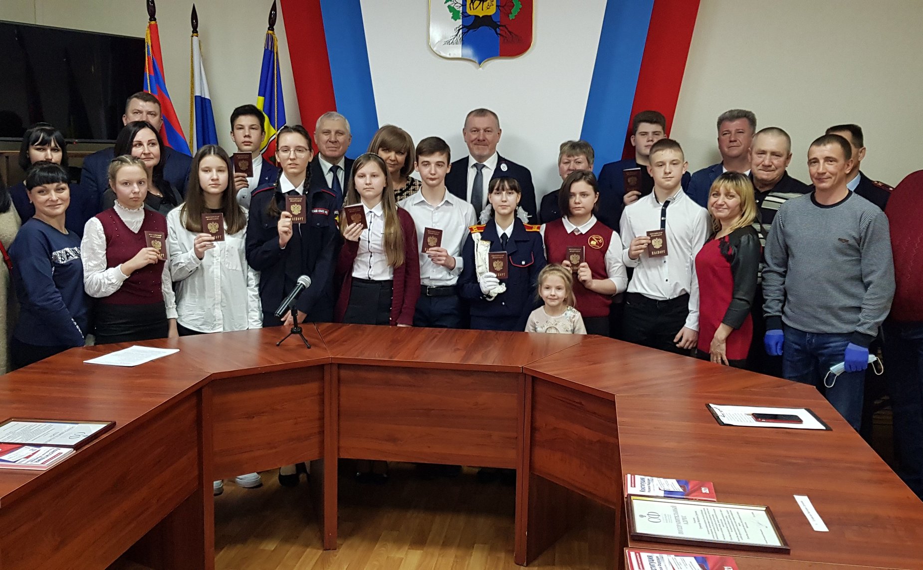 Сергей Горняков принял участие торжественной церемонии вручения паспортов гражданина России учащимся общеобразовательных школ города Урюпинска