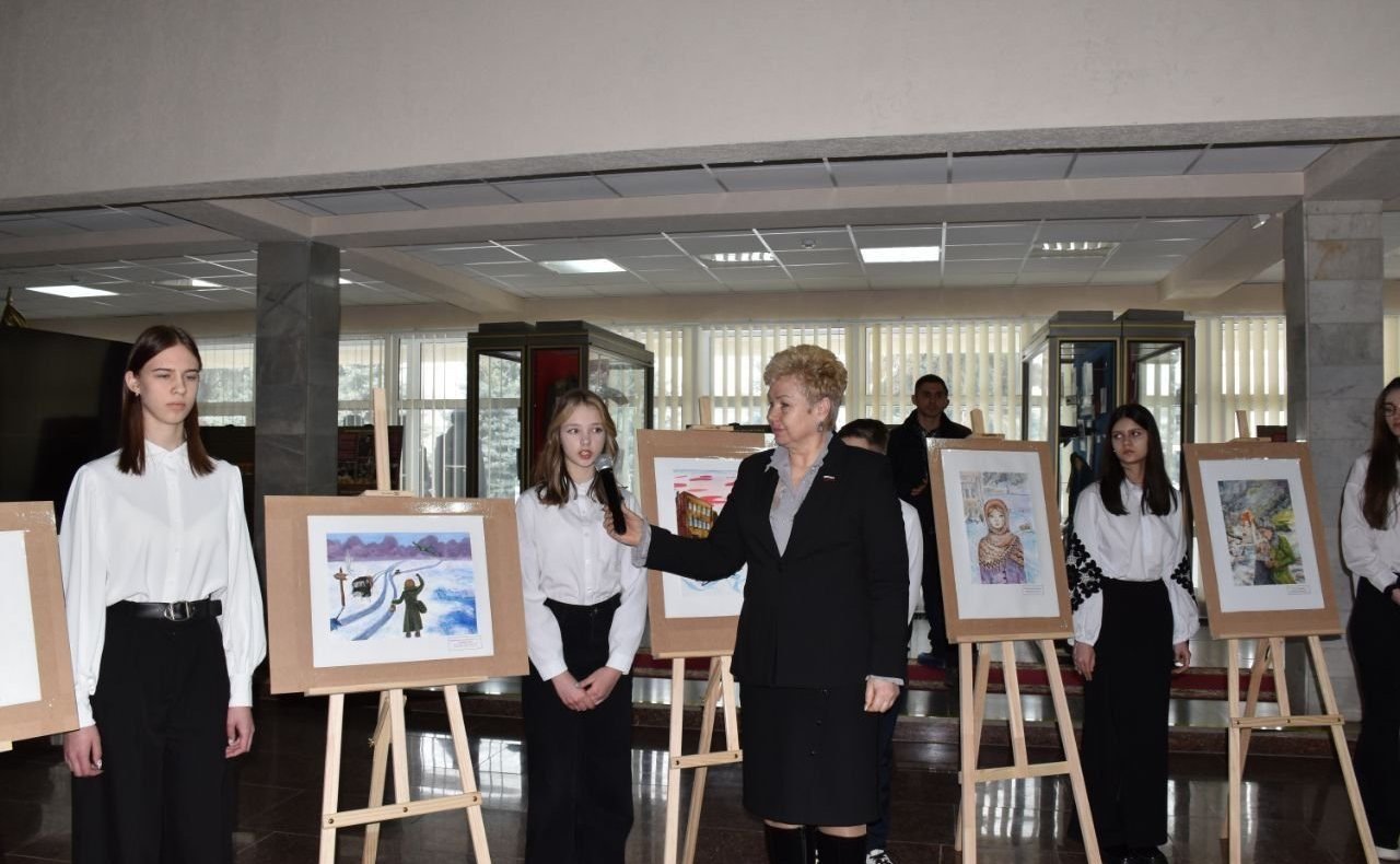 Ольга Бас в ходе поездки в регион открыла выставку участников третьего этапа Всероссийского конкурса детского рисунка «Жизнь, деленная на граммы»