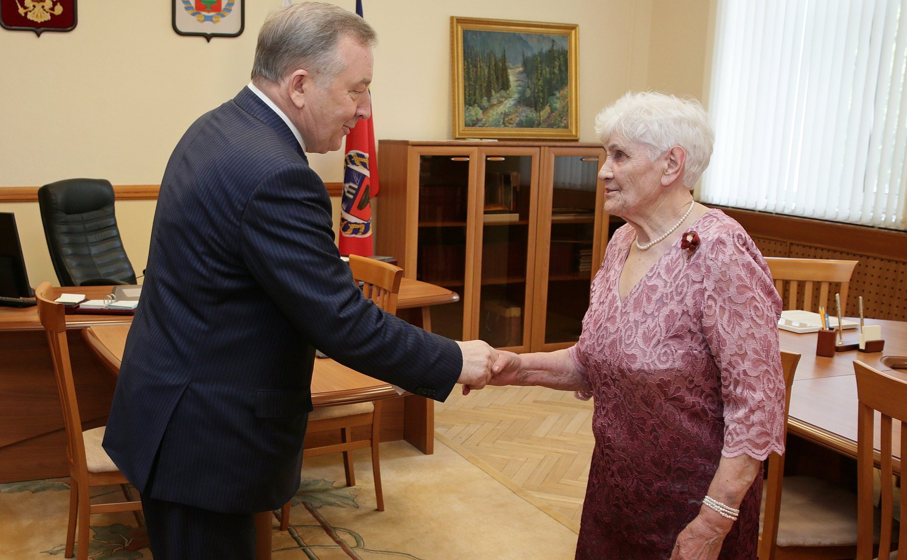 Сенатор Александр Карлин вручил награды лучшим представителям Алтайского края