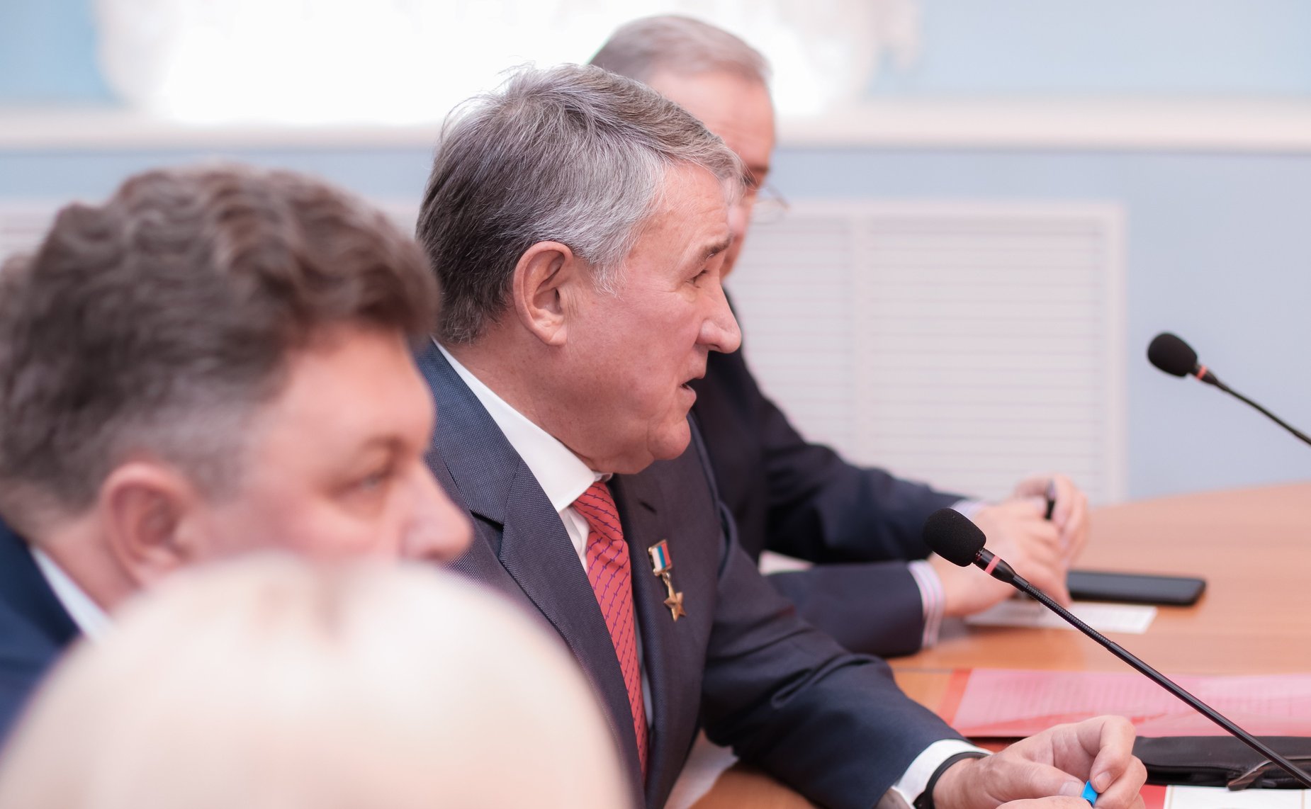 Юрий Воробьев провел встречу с представителями студенческих сообществ и объединений региона на тему «Мир сегодня»