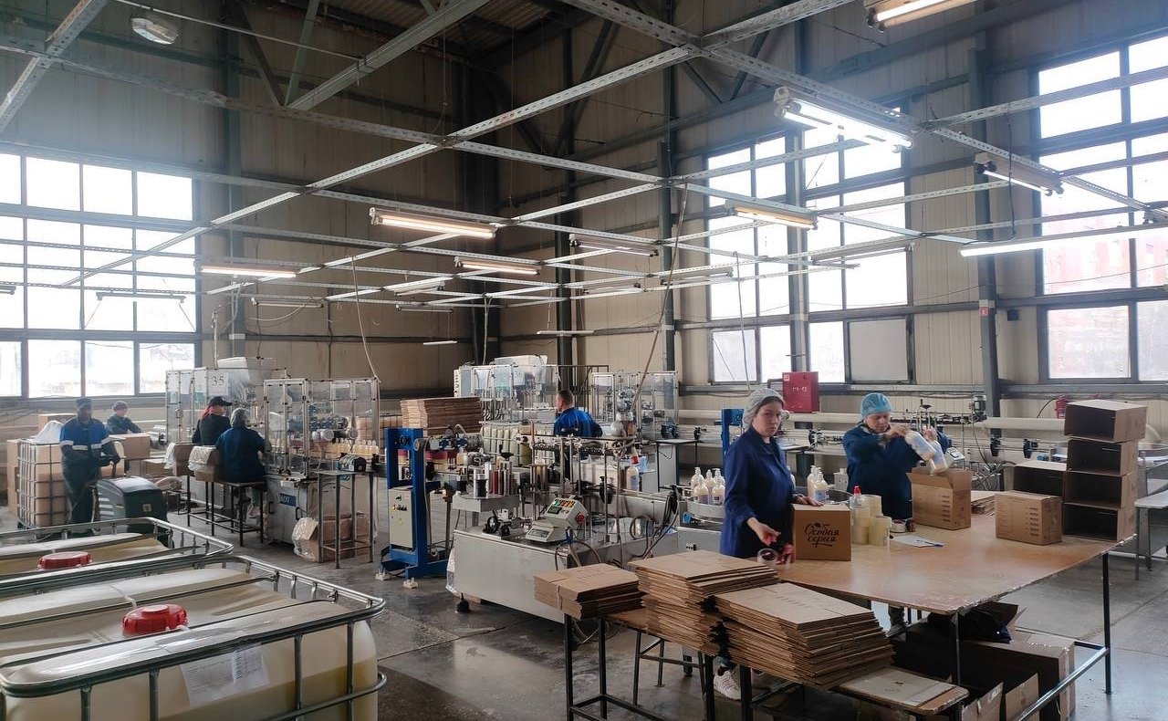 Елена Афанасьева посетила косметическую фабрику отечественного производителя