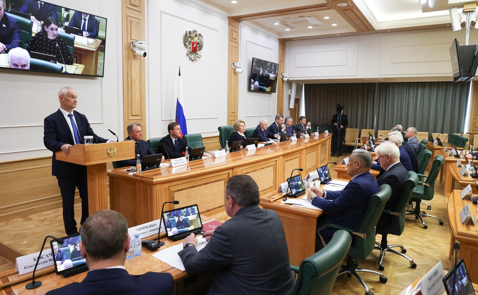 На заседании Комитета СФ по обороне и безопасности проведены консультации по предложенной Президентом РФ кандидатуре на должность Министра обороны