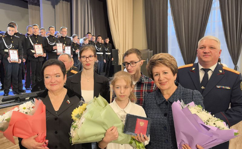 Лариса Мельник и Екатерина Алтабаева вручили Каролине Скакалиной медаль Совета Федерации «За проявленное мужество»