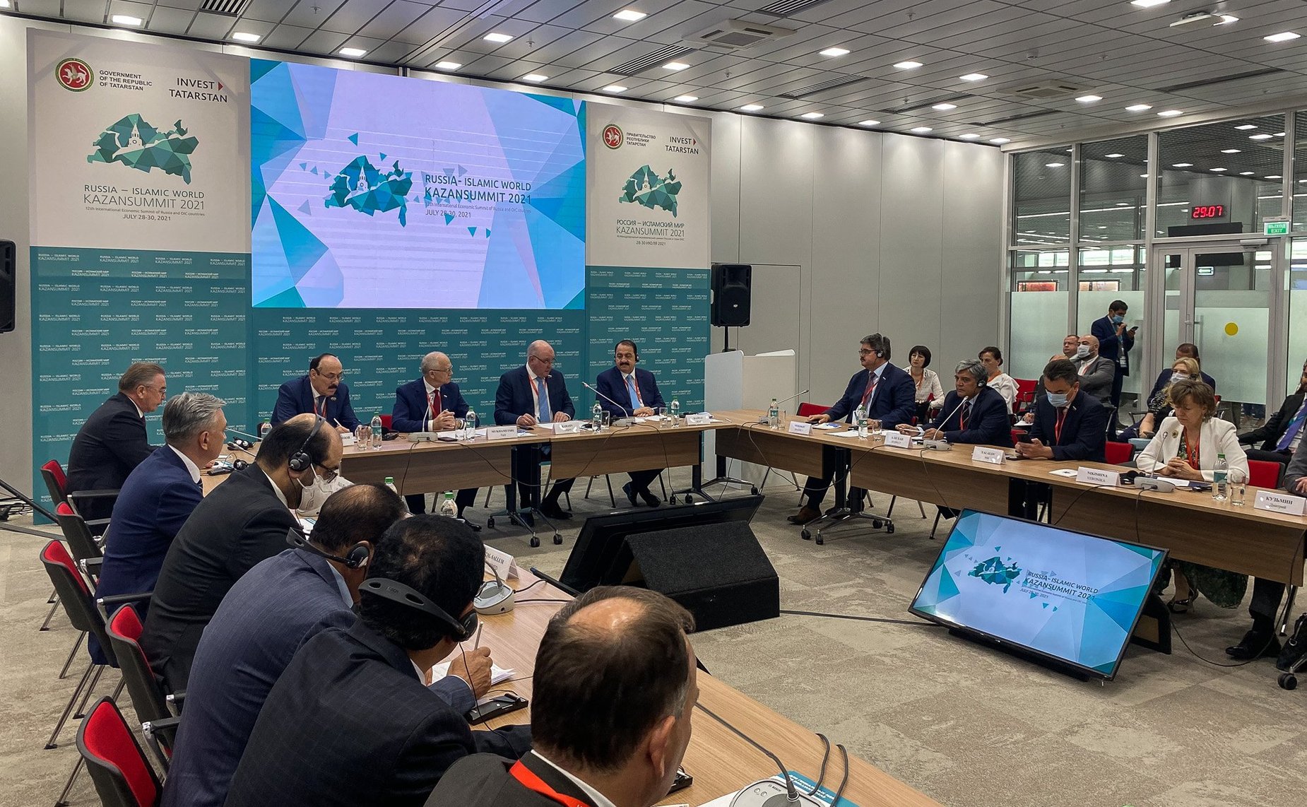 Сенаторы РФ приняли участие в работе «круглого стола» по межрегиональному сотрудничеству в рамках форума «KazanSummit 2021»
