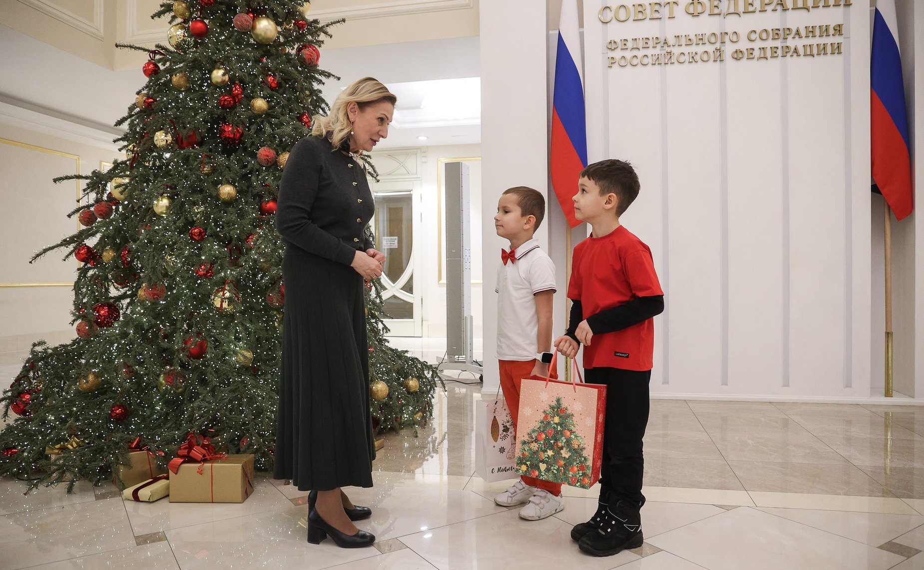 Инна Святенко приняла участие в благотворительной акции «Елка желаний» и исполнила желания юных москвичей