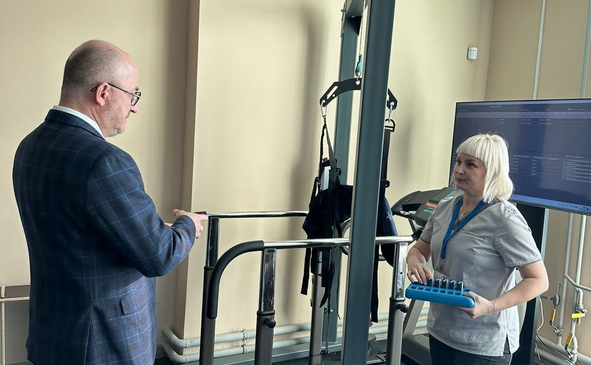 Олег Цепкин посетил отделение фонда «Защитники Отечества» в Челябинской области