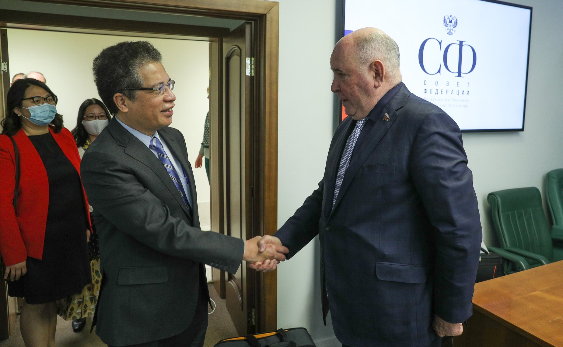 Встреча председателя Комитета СФ по международным делам Григория Карасина с Чрезвычайным и Полномочным Послом Социалистической Республики Вьетнам в РФ Данг Минь Кхоем