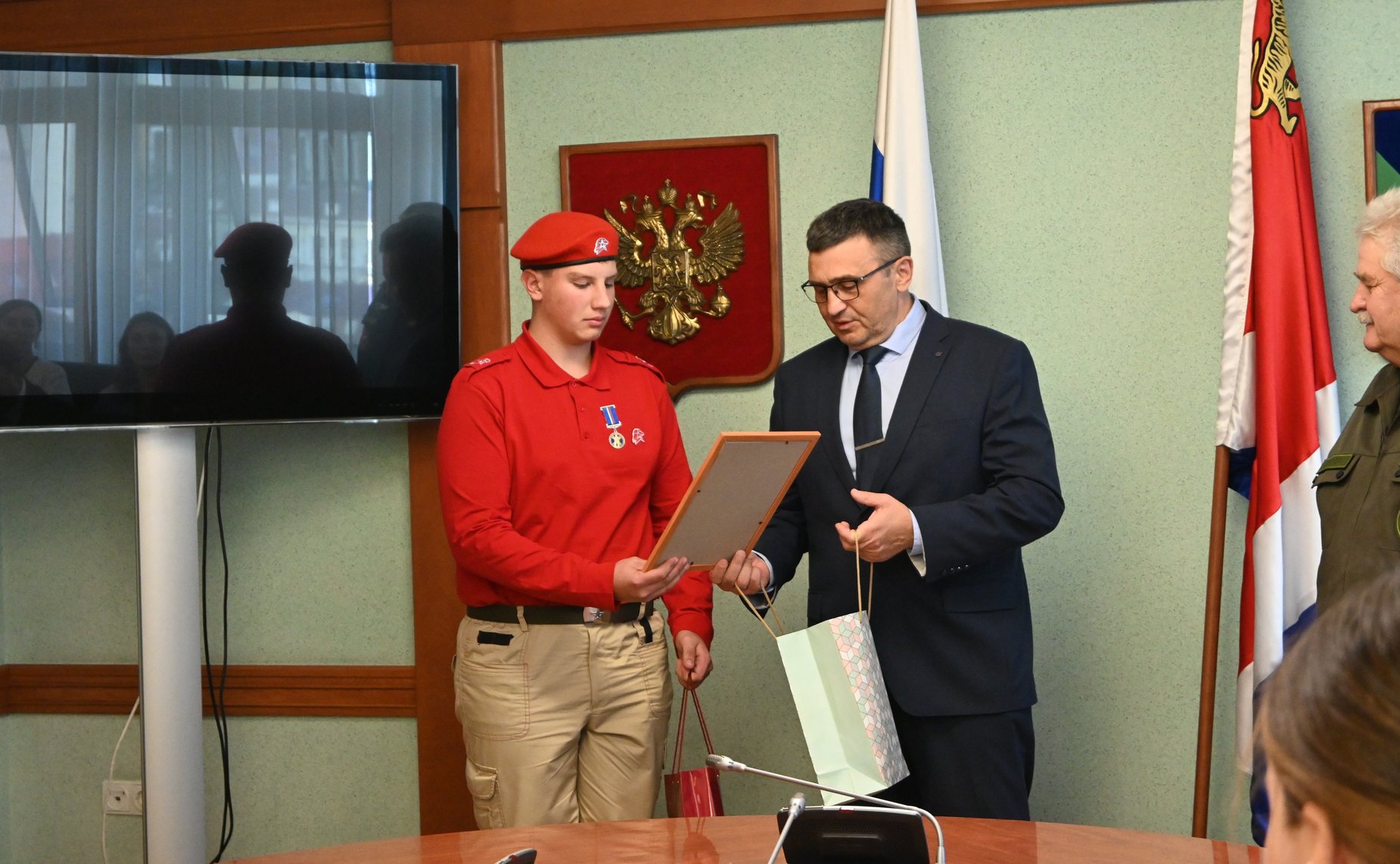Александр Ролик во время региональной недели в торжественной обстановке вручил памятную медаль Совета Федерации «За проявленное мужество» школьнику из села Чугуевка Приморского края Тимофею Полякову
