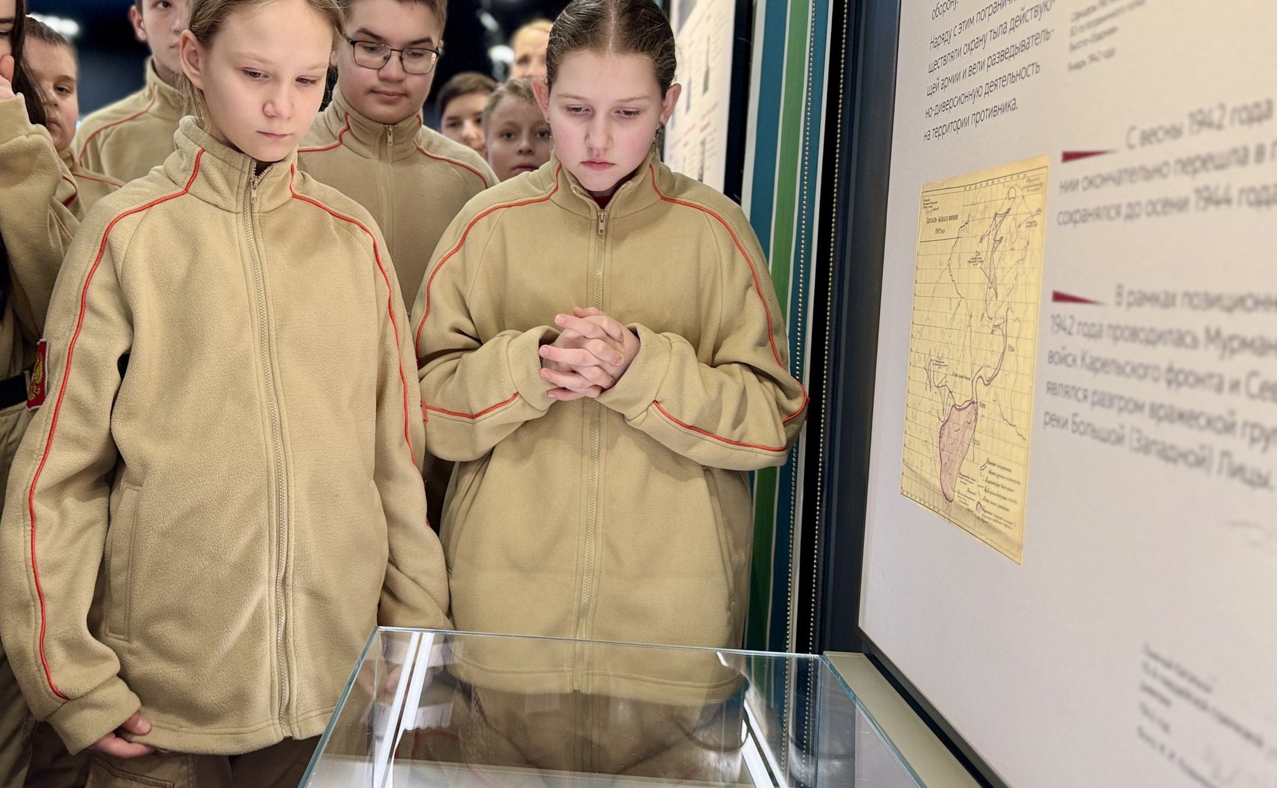 Вместе с представителями Всероссийского детско-юношеского военно-патриотического общественного движения «Юнармия» сенатор Елена Дягилева ознакомилась с экспозицией нового музейного комплекса Долины Славы