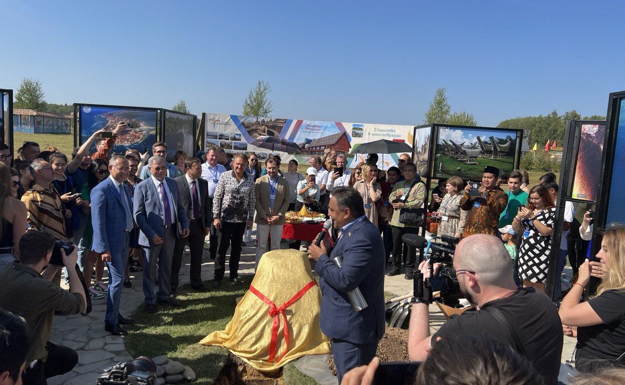 Анатолий Артамонов в парке-музее «ЭТНОМИР» принял участие в торжественной церемонии закладки капсулы в основание будущего этнодвора «Индонезия»