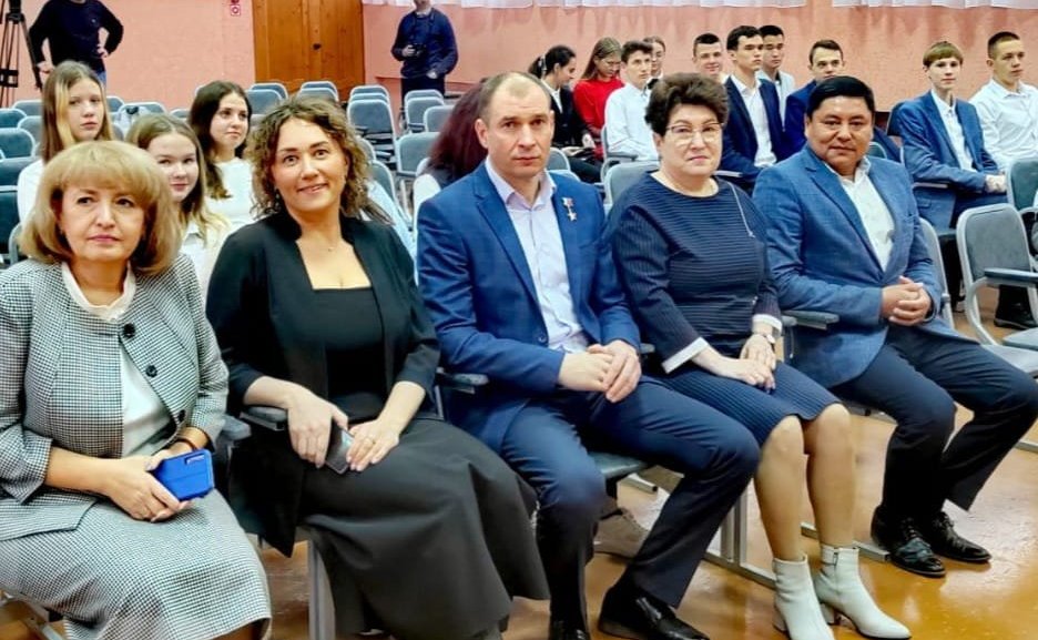 Дмитрий Перминов провел в СОШ №41 г. Омска тематический урок, посвященный 30-летию Конституции