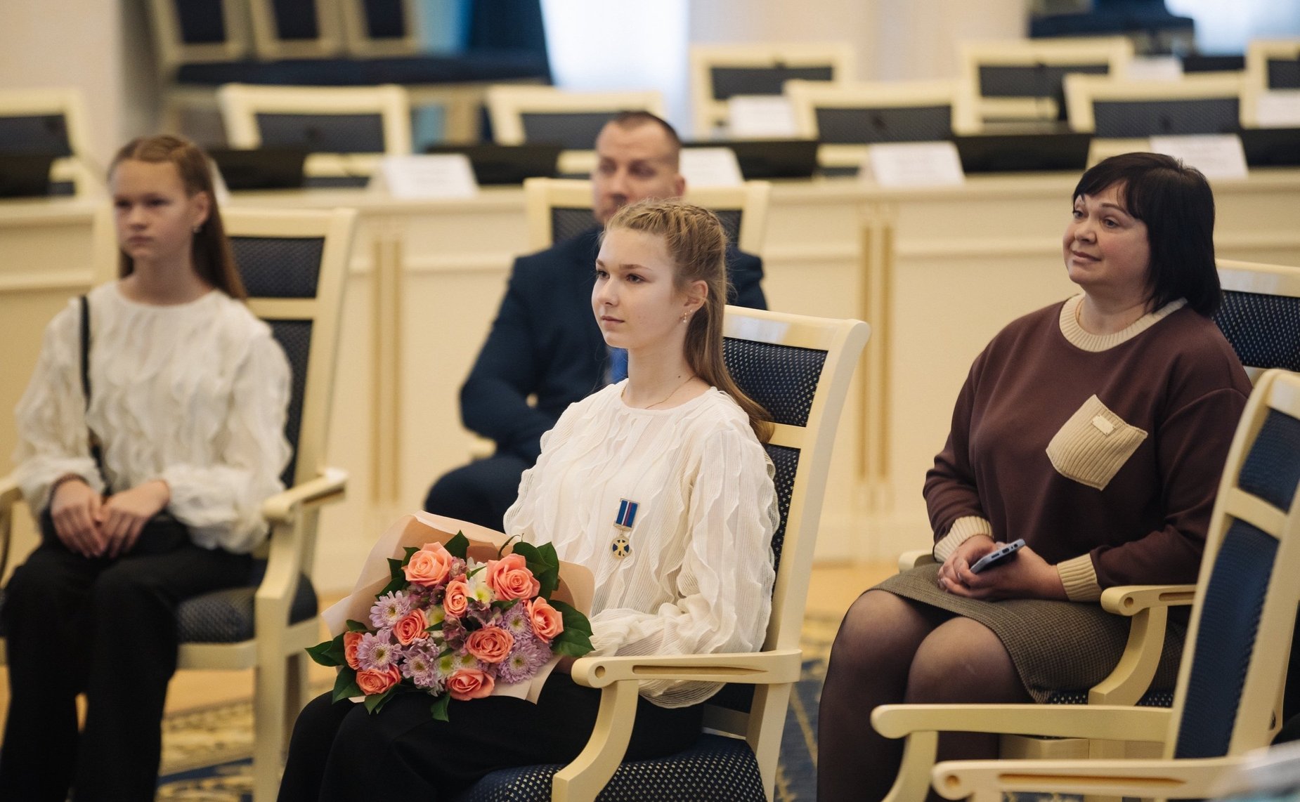 Игорь Мурог вручил медаль Совета Федерации «За проявленное мужество» юной рязанке Варваре Матюшкиной