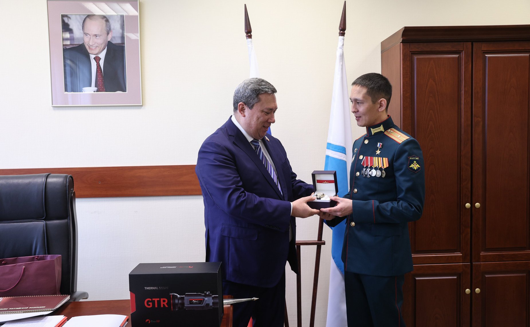 Владимир Полетаев пригласил Героя России Амыра Аргамакова из Республики Алтай в Совет Федерации, где лично поздравил его с присвоением высшего звания за заслуги перед государством и народом