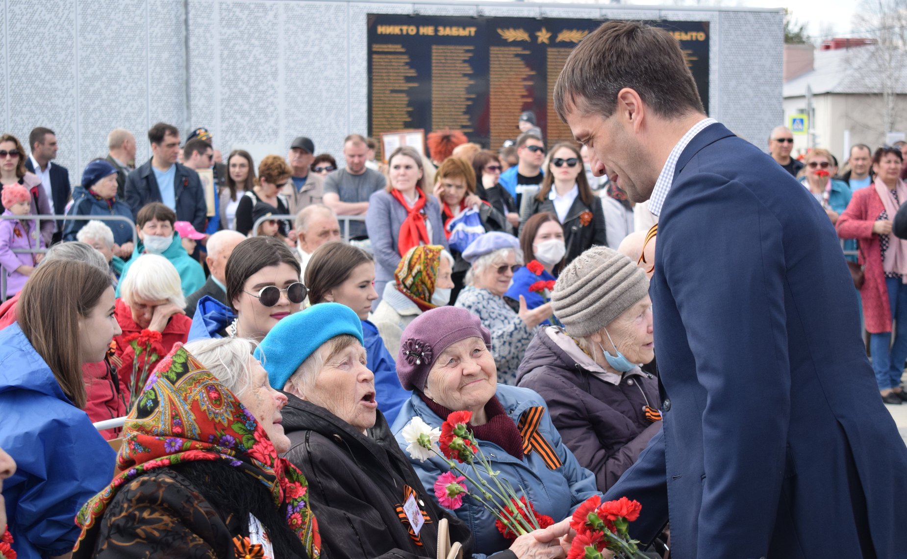 Эдуард Исаков посетил ряд мероприятий, приуроченных к 77-й годовщине Победы в Великой Отечественной войне, и принял участие в шествии «Бессмертный полк» в городе Югорске