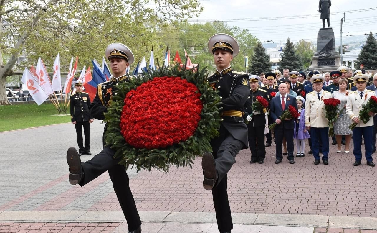 Екатерина Алтабаева приняла участие в церемонии возложения цветов к Вечному огню Мемориала героической обороны Севастополя 1941–1942 годов