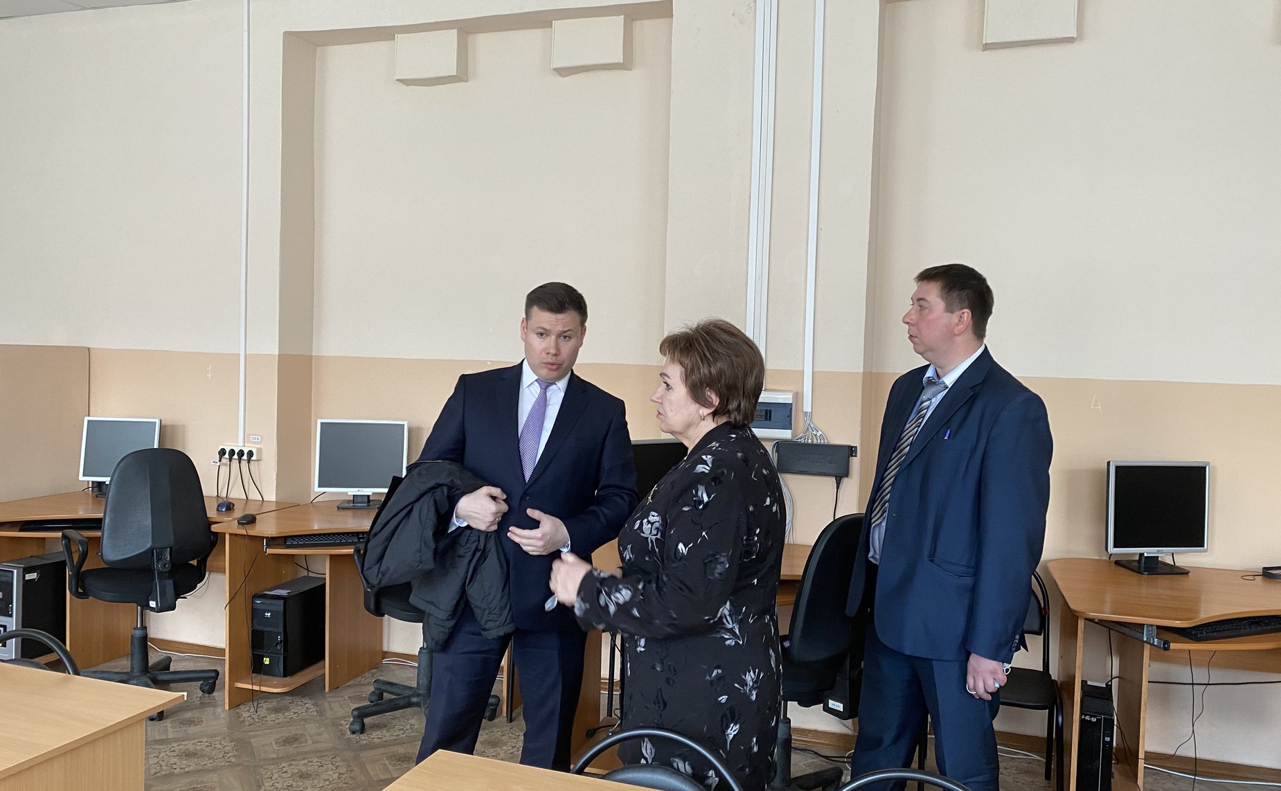 Елена Бибикова в рамках рабочей поездки в Себежский район совместно с и. о. председателя комитета по образованию Псковской области Андреем Ермаковым проверила ход капитального ремонта средней школы в поселке Сосновый Бор