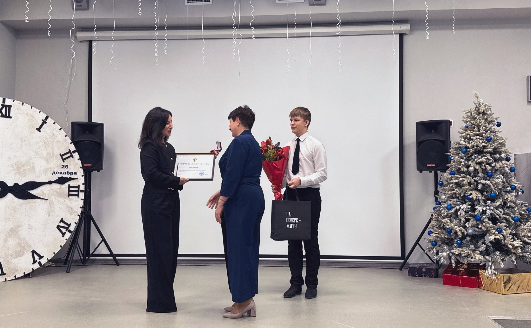 Елена Дягилева посетила модернизированный корпус школы в Снежногорске и вручила Почётную грамоту Совета Федерации начальнику управления образования Администрации ЗАТО Александровск