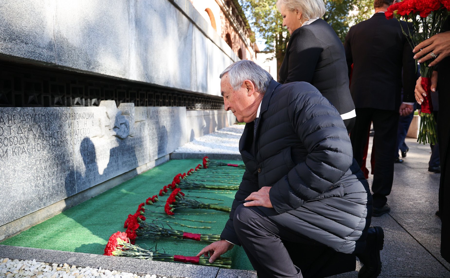 Председатель Совета Федерации Валентина Матвиенко и врио губернатора Новгородской области Александр Дронов возложили венки к Мемориалу «Вечный огонь славы»