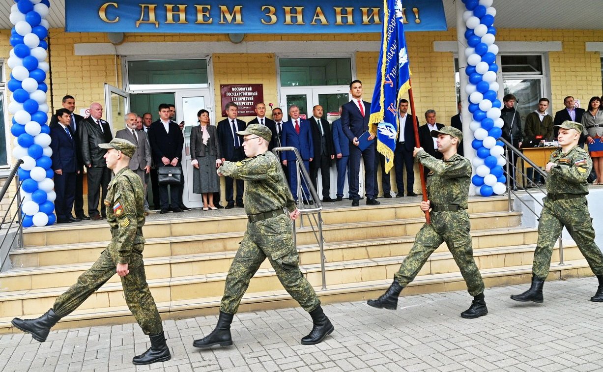 В День знаний Анатолий Артамонов поздравил школьников и студентов Калужской области