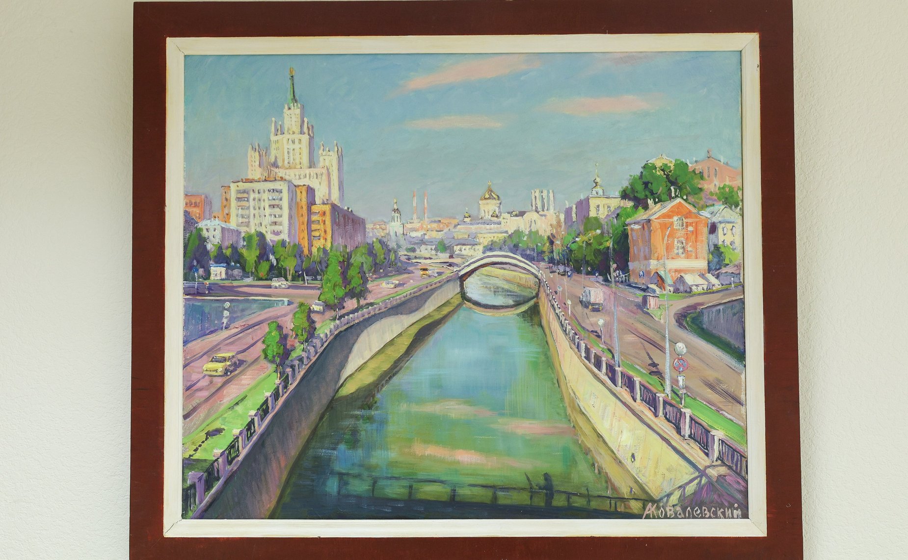 Дина Оюн открыла в верхней палате парламента выставку живописи московского художника Андрея Ковалевского «Мир на палитре»