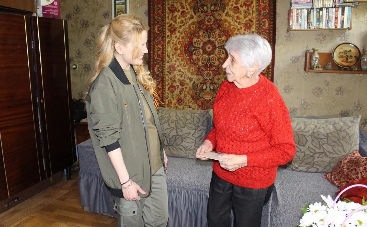 Дарья Лантратова приняла участие в патриотической акции «Сад Памяти», поздравила фронтовика и передала билет на Парад Победы ветерану-блокаднице