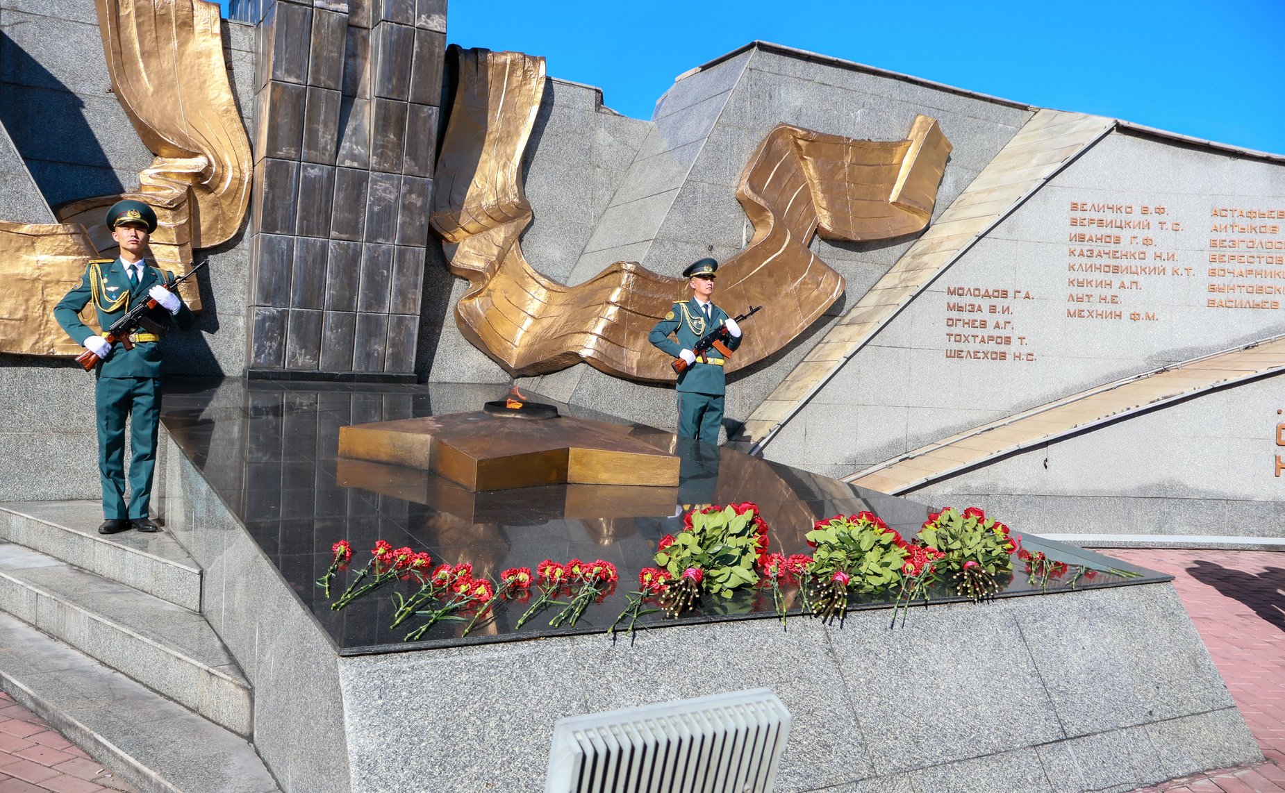 Делегация Совета Федерации приняла участие в возложении цветов к мемориальному комплексу погибших воинов и героев Великой Отечественной войны «Победа»