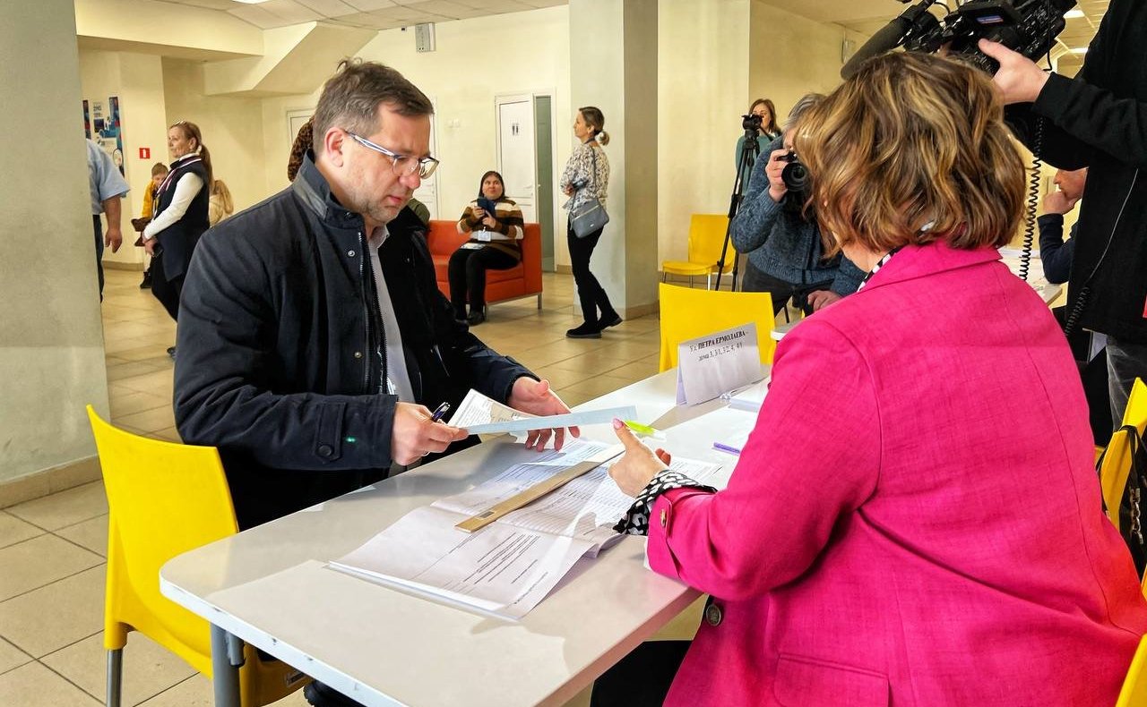 Николай Владимиров вместе с супругой проголосовал на выборах Президента России на избирательном участке