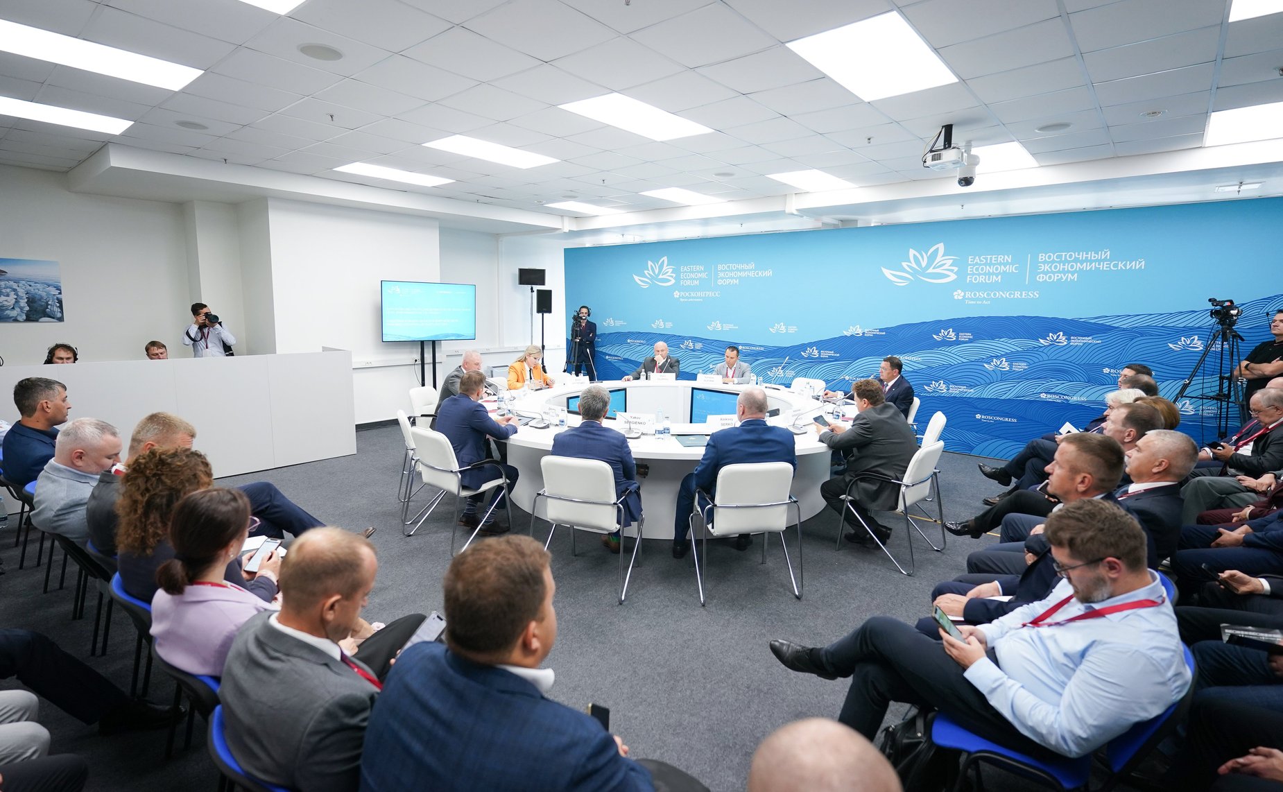 Сессия «Поддержка и защита бизнеса в цифровой сфере: правовые ориентиры Дальнего Востока». Сенаторы принимают участие в VIII Восточном экономическом форуме