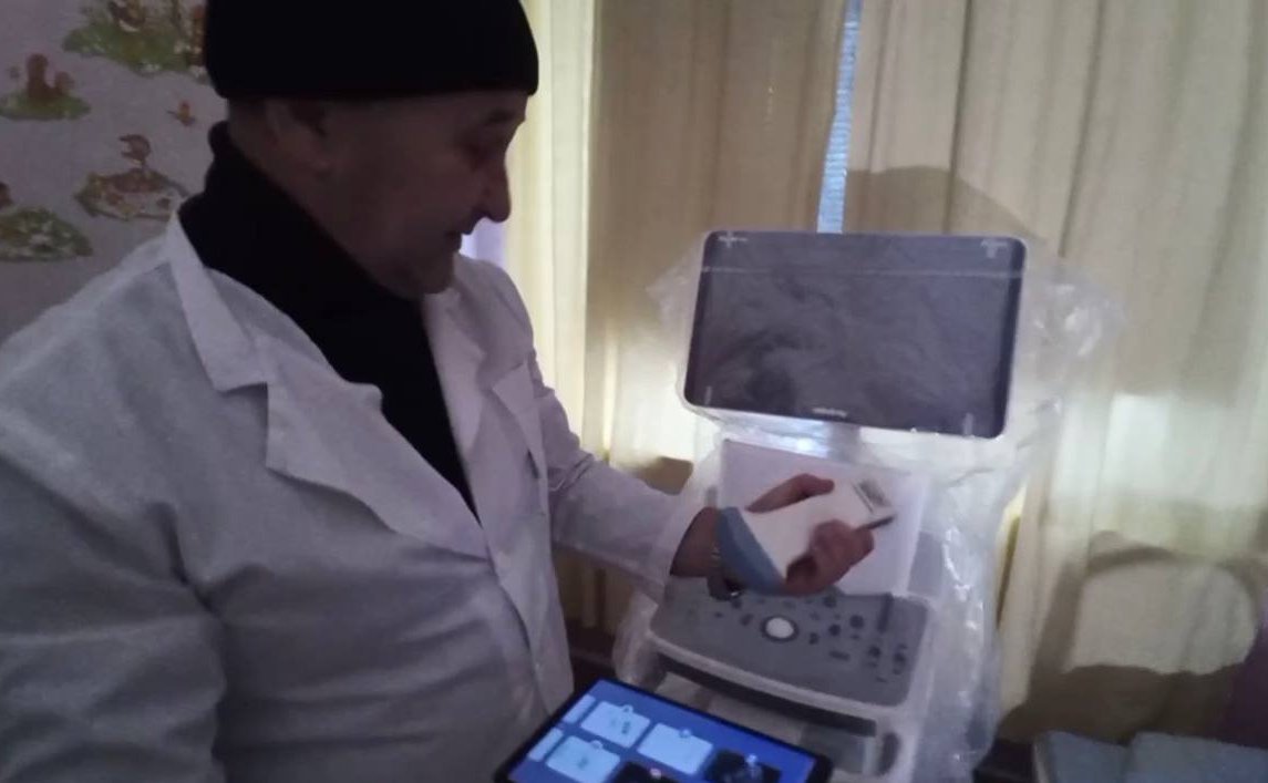 Игорь Кастюкевич доставил аппарат УЗИ в центральную районную больницу поселка Верхний Рогачик Херсонской области