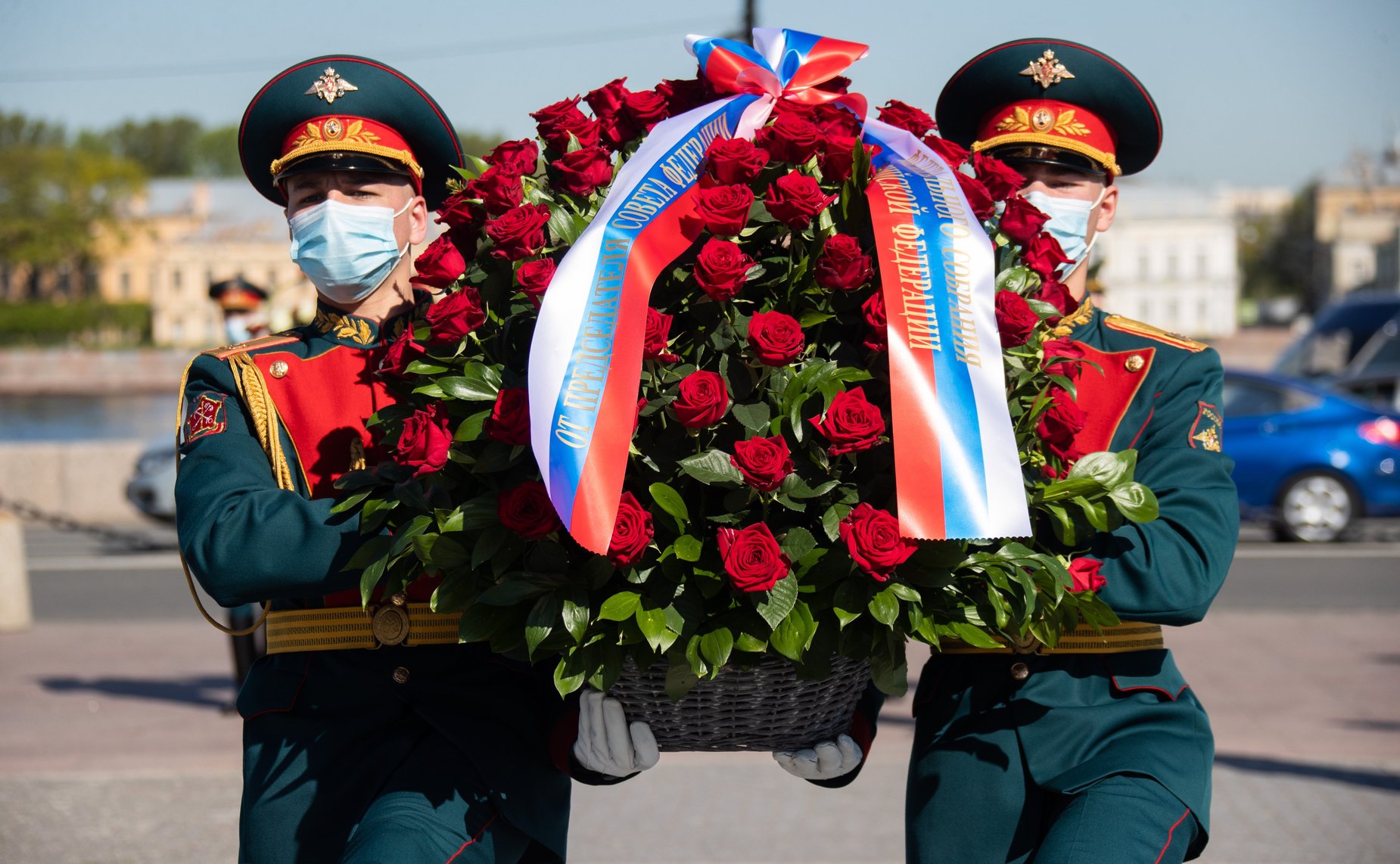 Церемония возложения цветов к подножию памятника основателю Санкт-Петербурга Петру Первому